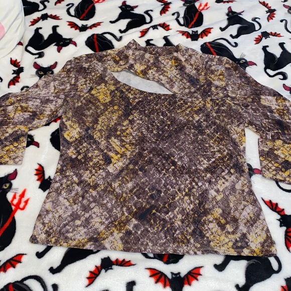 3/$30 Y2K Guess Top - Picture 3 of 5